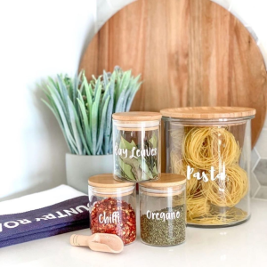No pantry, no problem! ⏲ Ditch boxes by displaying ingredients like flour, sugar, pasta and rice in glass containers and show them off on the counter! Have a little extra floor space? Put a bar cart or storage unit to work and free up cabinet space by dis photo